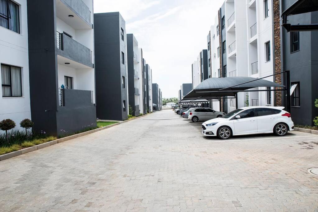 The Ellipse Palazzo Apartment Midrand Bagian luar foto