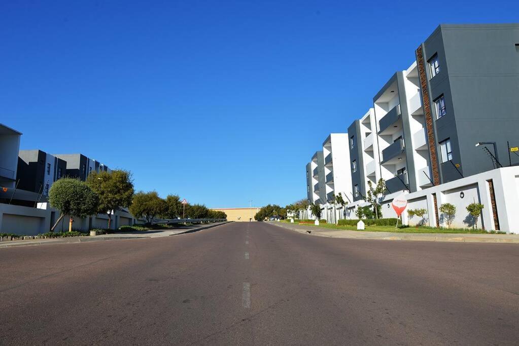 The Ellipse Palazzo Apartment Midrand Bagian luar foto