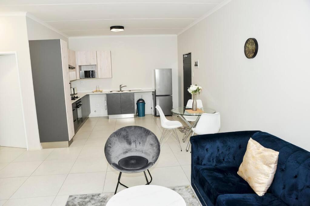The Ellipse Palazzo Apartment Midrand Bagian luar foto
